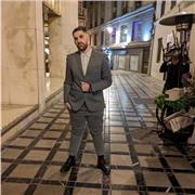 Graduado en Magisterio de Educación Primaria, Máster en Comunicación y Educación Audiovisual, B2 de inglés.